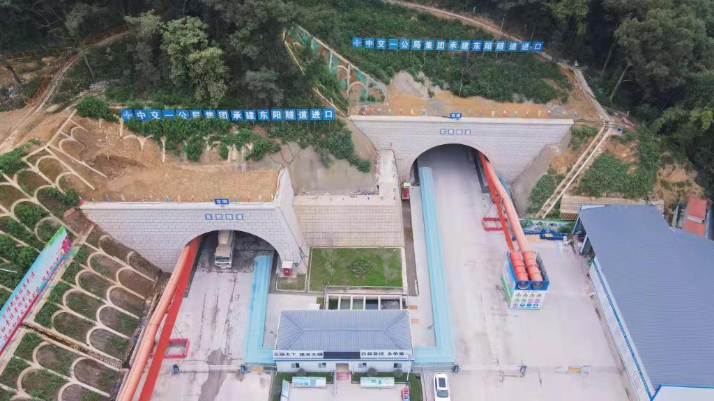 渝武高速公路首座隧道掘進(jìn)過半(圖1)