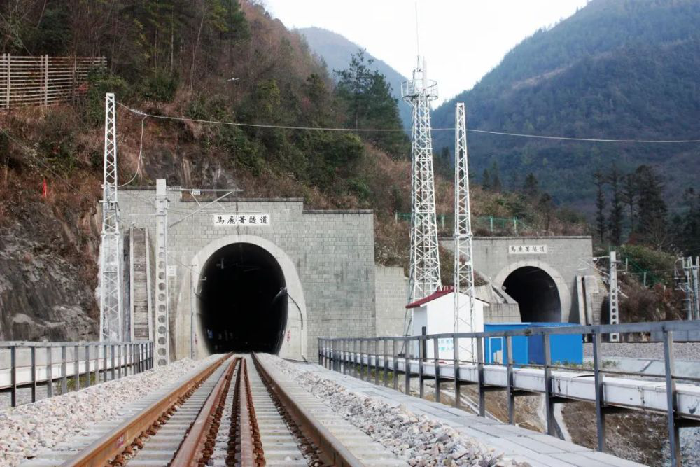 縱橫溝壑總是歌，中鐵十一局唱響隧道工程“最強音”(圖2)