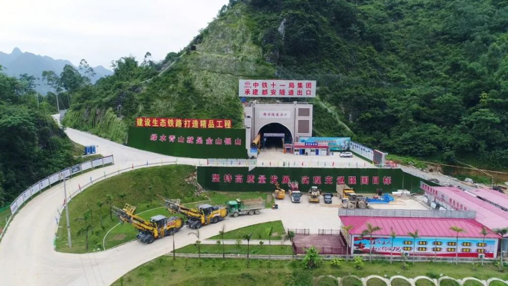 縱橫溝壑總是歌，中鐵十一局唱響隧道工程“最強音”(圖13)